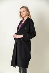 Tapado largo color camel, confeccionado en lana. Tiene doble botonadura, cuello con solapa y lazo para ajustar en la cintura.