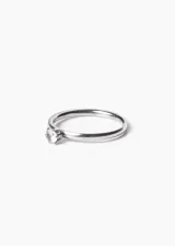 Anillo plateado de acero quirúrgico con un cristal engarzado.