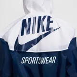 Campera deportiva Nike Windrunner para hombre, color blanco y azul marino, con capucha y logo de Nike bordado en el pecho.