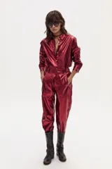 Pantalón de lino rojo con corte holgado y cintura elástica en la parte trasera.