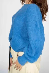 Sweater azul de punto con textura suave.