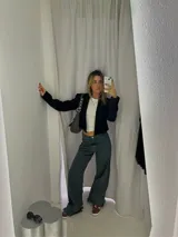 Jean de corte amplio fabricado en denim rígido, con grifa bordada en el bolsillo trasero derecho.