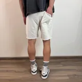 Short de algodón color crema con cintura elastizada y cordón ajustable.