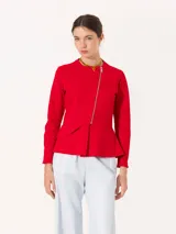 Chaqueta roja de tramado pesado con estructura y caída. Acceso mediante cierre en delantero y volados en la parte inferior.