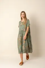 Vestido largo con estampado floral multicolor, de corte amplio y mangas cortas.