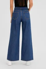 Pantalón jean negro de tiro medio y corte ancho.