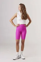 Calza corta de lycra color fucsia.