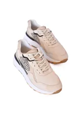 Championes urbanos color beige con detalles en animal print y suela blanca.