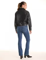 Camperita negra de eco cuero, estilo bomber o con cierre frontal, cuello solapa y puños ajustados.