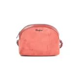 Bandolera roja de gamuza con correa larga ajustable y cierre superior con cremallera.