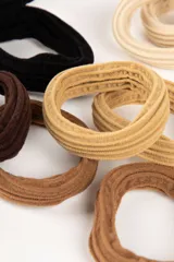 Set de gomitas de pelo elásticas en tonos marrones, desde beige claro hasta negro.