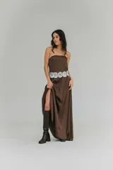 Vestido largo de seda color marrón chocolate, strapless y entallado en la espalda con pequeño elástico.