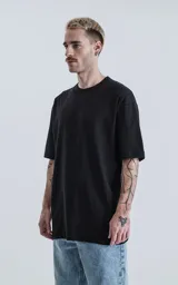 Remerón negro de corte extra oversize con hombros caídos y cuello redondo.