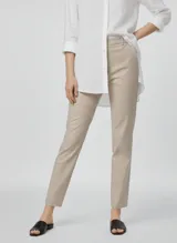 Pantalón recto de color gris claro (Chateau Gray), con bolsillos laterales, presillas para cinturón y cierre frontal de gancho. Está confeccionado en una mezcla de poliéster reciclado y elastano.