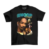 Remera negra con estampado de Snoop Dogg y su nombre en letras turquesas.