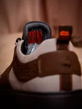 Zapatillas urbanas de cuero y descarne color gris, marrón y beige, con cordones y suela de goma. Edición limitada inspirada en Luke Skywalker de Star Wars.