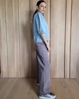 Conjunto de jean celeste compuesto por un top sin mangas y un pantalón de pierna ancha.