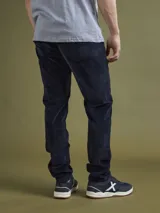 Pantalón color marrón con acabado de sarga, de corte ajustado y cinco bolsillos.