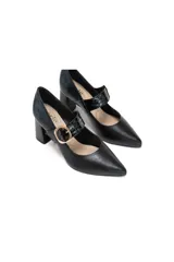 Zapato stiletto negro de cuero charol con tira sobre el empeine con textura grabada y hebilla dorada. Tacón bloque de 6,5 cm.