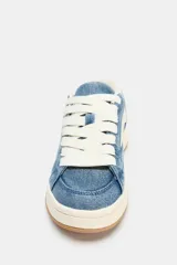 Zapatillas deportivas de denim azul con detalles en blanco, cordones blancos y suela de goma color caramelo.