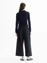 Pantalón culotte azul marino de tiro alto con lazo para atar en la cintura y bolsillos laterales.