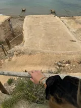 Pulsera tipo esclava abierta, con acabado rústico y textura irregular, en tono plateado. Se vende por unidad.