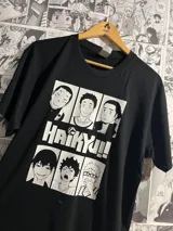 Remera negra con estampado de los personajes del equipo Karasuno del anime Haikyu!!.
