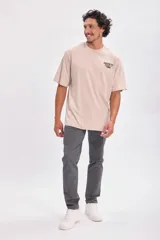 Remera color beige de corte oversize con estampa en la espalda con la frase "Trust the process".