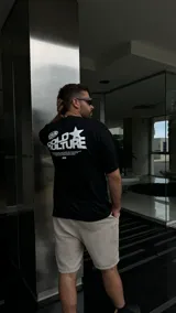 Remera negra de manga corta con estampado frontal de la marca "Cold Culture" en color blanco.
