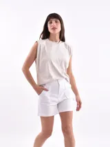 Short blanco de tiro alto con bolsillos frontales y traseros.