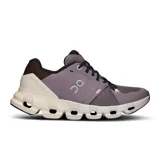 Championes de running On Cloudflyer 4, color lila con detalles en marrón, negro y blanco.