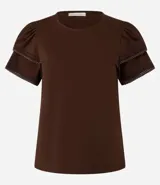 Blusa color verde oliva de mangas cortas con detalle de ganchillo en las mangas.