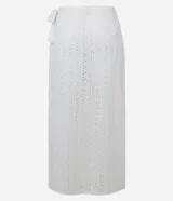 Salida de playa en forma de pollera midi de laise de algodón blanco con bordados calados.