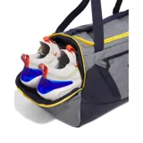 Bolso deportivo Under Armour Undeniable 5.0, pequeño, unisex, color gris y negro, con logo estampado, doble asa de mano y correa de hombro ajustable.