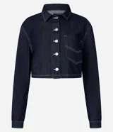 Camisa cropped de jeans azul oscuro, con cuello inglés, mangas largas, bolsillo en el pecho, pespuntes contrastantes y cierre con botones.