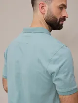 Polo color beige de manga corta con efecto peach.