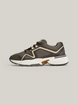 Zapatillas de running Tommy Hilfiger color gris con detalles en marrón y blanco.