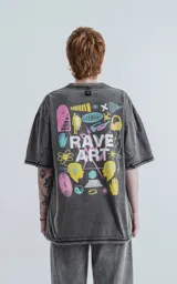 Remera negra con efecto nevado, de manga corta y cuello redondo. Estampa frontal con la leyenda "RAVE ART" en letras blancas.