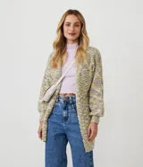 Saco alargado de punto con abertura frontal, tejido con hilo metálico y diseño multicolor en tonos verde y lila.