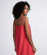 Vestido largo blanco de algodón con tirantes finos, escote cuadrado, detalles de laise en escote y ruedo, y lazo trenzado para atar en la cintura.