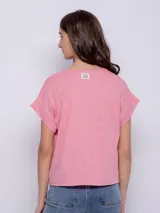 Remera de manga corta color lila, con tiras para atar en la parte delantera, confeccionada en algodón.