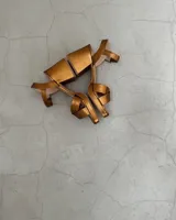 Sandalias doradas de cuero vacuno con taco bloque de 8cm y tira al tobillo.