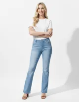 Jean elastizado celeste, de tiro medio y pierna recta.