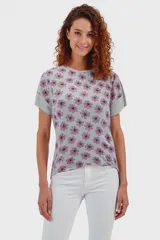 Remera gris con estampado de flores color lila.