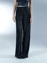 Pantalón palazzo negro con textura acanalada y cintura elástica.