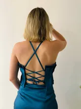 Conjunto de top y falda color turquesa con espalda cruzada y lazos.