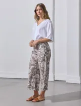 Pantalón crop de lino color beige, marca Dash, con pretina trasera elastizada y bolsillos delanteros.