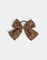 Gomita de pelo elástica con moño grande estampado animal print.