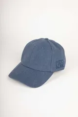 Gorro de algodón con visera, color azul, con diseño sencillo y bordado lateral.