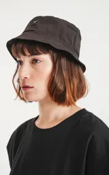 Gorro tipo Piluso color negro con logo bordado en blanco.